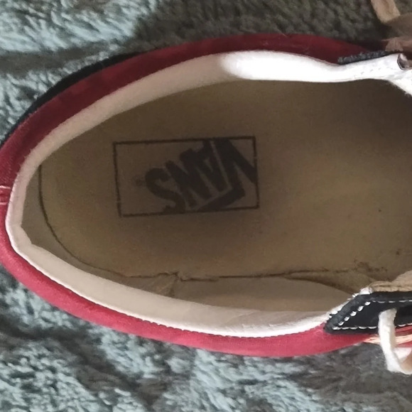 Vans with a graffiti flame colorway - Picture 6 of 12